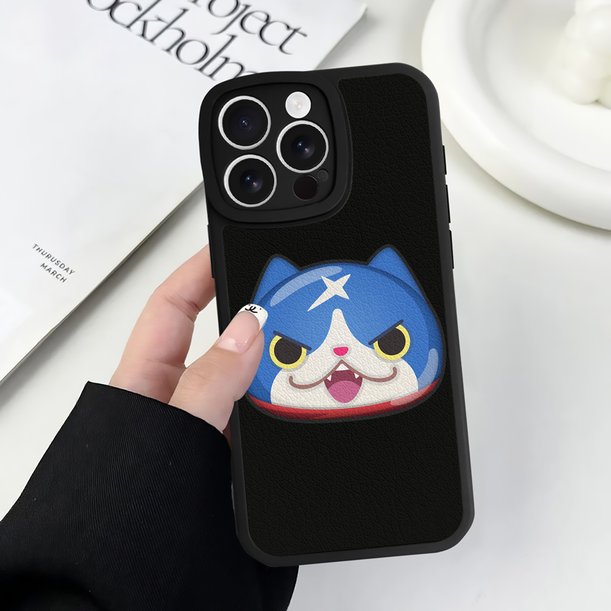 （画像用） 妖怪ウォッチ Yo-kai Watch 【iPhone 16シリーズ対応】シリコンスマホケース（レザー調） 材質：シリコン